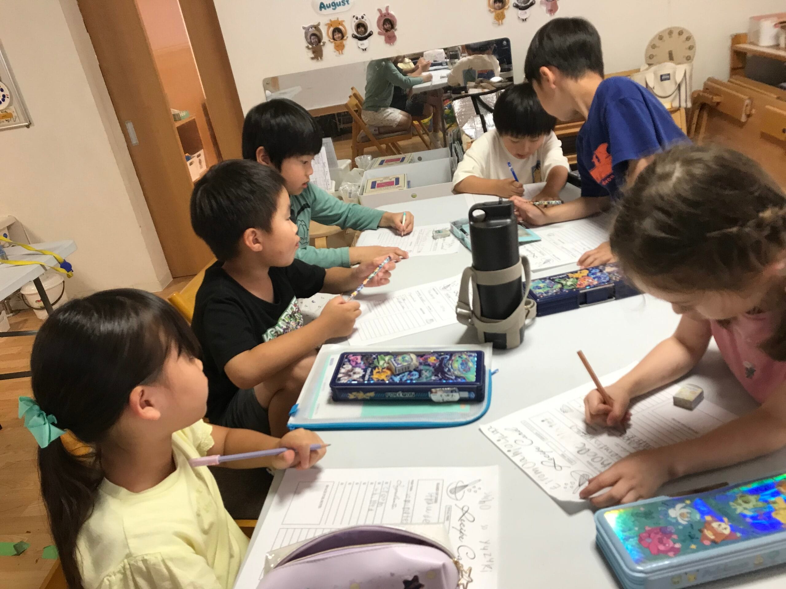 THE CLUBHOUSE英語学童でグループ学習に取り組む子どもたち（長久手・日進エリア）