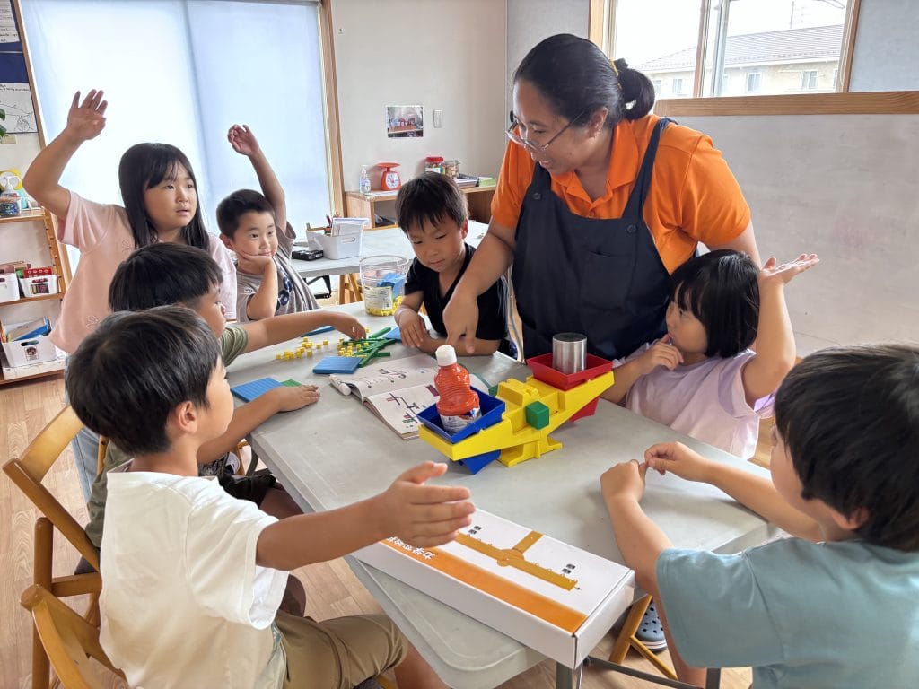THE CLUBHOUSE英語学童で、シンガポール算数の教材を使って学ぶ子どもたち（長久手市）